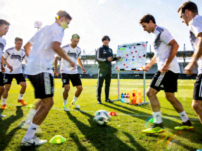 德国国家足球队严谨的战术训练场景